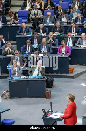 Berlin, Deutschland. 12 Sep, 2018. 09. Dezember 2018, Berlin: Bundeskanzlerin Angela Merkel (R) spricht während einer Plenarsitzung des Deutschen Bundestages über den Haushalt 2019 in Berlin, Deutschland, 12. September 2018. Quelle: dpa Picture alliance/Alamy leben Nachrichten Stockfoto