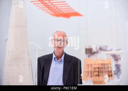 London, Großbritannien. 12. September 2018. Der international renommierte Architekt und Honorary Royal Academician Renzo Piano in einer Vorschau von "Renzo Piano: Die Kunst der Herstellung der Gebäude", eine Ausstellung mit 16 seiner bedeutendsten Projekte. Er ist neben einem Modell der Shard in London gesehen. Die Ausstellung läuft vom 15. September bis 20. Januar 2019 an der Königlichen Akademie der Künste in der Piccadilly. Credit: Stephen Chung/Alamy leben Nachrichten Stockfoto