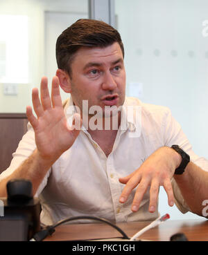 Berlin, Deutschland. 12 Sep, 2018. 12 September 2018, Berlin: Der russische Schriftsteller Dmitry Glukhovsky in einem Interview mit dpa. Foto: Wolfgang Kumm/dpa Quelle: dpa Picture alliance/Alamy leben Nachrichten Stockfoto