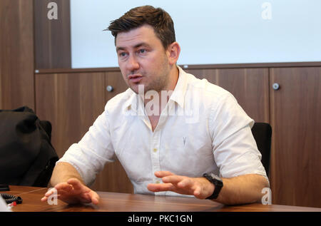 Berlin, Deutschland. 12 Sep, 2018. 12 September 2018, Berlin: Der russische Schriftsteller Dmitry Glukhovsky in einem Interview mit dpa. Foto: Wolfgang Kumm/dpa Quelle: dpa Picture alliance/Alamy leben Nachrichten Stockfoto