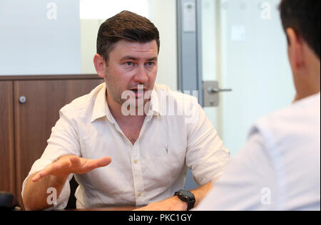 Berlin, Deutschland. 12 Sep, 2018. 12 September 2018, Berlin: Der russische Schriftsteller Dmitry Glukhovsky in einem Interview mit dpa. Foto: Wolfgang Kumm/dpa Quelle: dpa Picture alliance/Alamy leben Nachrichten Stockfoto