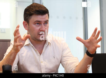 Berlin, Deutschland. 12 Sep, 2018. 12 September 2018, Berlin: Der russische Schriftsteller Dmitry Glukhovsky in einem Interview mit dpa. Foto: Wolfgang Kumm/dpa Quelle: dpa Picture alliance/Alamy leben Nachrichten Stockfoto