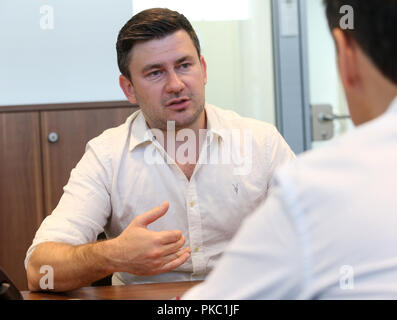 Berlin, Deutschland. 12 Sep, 2018. 12 September 2018, Berlin: Der russische Schriftsteller Dmitry Glukhovsky in einem Interview mit dpa. Foto: Wolfgang Kumm/dpa Quelle: dpa Picture alliance/Alamy leben Nachrichten Stockfoto