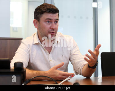 Berlin, Deutschland. 12 Sep, 2018. 12 September 2018, Berlin: Der russische Schriftsteller Dmitry Glukhovsky in einem Interview mit dpa. Foto: Wolfgang Kumm/dpa Quelle: dpa Picture alliance/Alamy leben Nachrichten Stockfoto