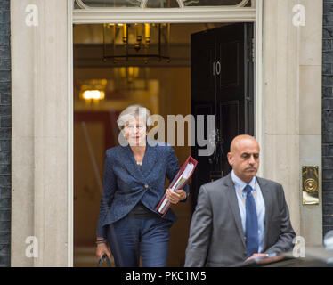 10 Downing Street, London, UK. 12. September 2018. Der britische Premierminister Theresa May lässt keine 10 wöchentliche Prime Minister Fragen bei den Häusern des Parlaments teilzunehmen. Credit: Malcolm Park/Alamy Leben Nachrichten. Stockfoto