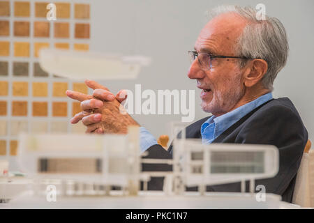 Renzo Piano witn Modell für Centro Botin - Renzo Piano: Die Kunst, Gebäude in der Gabrielle Jungels-Winkler Galerien der Königlichen Akademie der Künste Klavier ist Architekt und Honorary Royal Academicianand Dies ist die erste umfassende Umfrage von zischen Karriere in London gehalten zu werden seit 1989 - als Teil des 250. Jahrestages der Royal Academy. Stockfoto