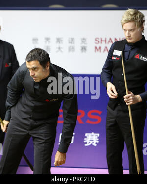 (180912) - SHANGHAI, Sept. 12, 2018 (Xinhua) - Ronnie O'Sullivan (L) von England konkurriert in der zweiten Runde gegen Neil Robertson von Australien an der 2018 World Snooker Shanghai Masters in Schanghai, China, Sept. 12, 2018. (Xinhua / Lüfter Jun) Stockfoto