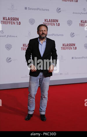 Berlin, Deutschland. September 11,2018. Samuel Finzi Besuchen die Premiere des Films 'Klassentreffen 1.0 - Die unglaubliche Reise der Silberruecken" im CineStar am 11. September 2018 in Berlin, Deutschland. ist eine Komödie mit Til Schweiger. Inhalt: Vor 30 Jahren, Nils (Samuel Finzi), Andreas (Milan Peschel) und Thomas (Til Schweiger) aus der High School graduierte, nun die drei 40er Jahre zu einem Klassentreffen eingeladen werden. Bild: Sao Struck/Alamy leben Nachrichten Stockfoto