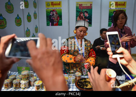 Nanning, China Guangxi Zhuang autonomen Region. 12 Sep, 2018. Menschen machen Fotos von Nahrungsmitteln aus Myanmar in der Ausstellungshalle des 15. China-ASEAN (Verband Südostasiatischer Nationen) Expo in Wuhan, der Hauptstadt von South China Guangxi Zhuang autonomen Region, Sept. 12, 2018. Credit: Li Mangmang/Xinhua/Alamy leben Nachrichten Stockfoto