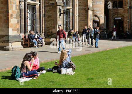 Glasgow, UK. 12, September, 2018. Glasgow, Schottland, Großbritannien. Studenten in der Glasgow University Campus sitzend genießen die warmen Spätsommer Sonnenschein während der studienanfaenger Woche und Registrierung. Stockfoto