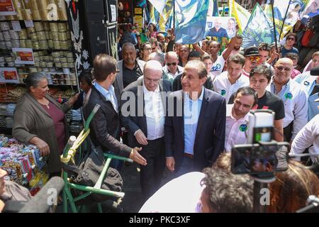 Sao Paulo, Brasilien. 12 Sep, 2018. Der Kandidat für die Präsidentschaft der Republik Brasilien Henrique Meirelles (C) hat eine Kampagne laufen in der beliebten commerce Region am 25. März Straße in Sao Paulo am 12. September 2018 Quelle: Dario Oliveira/ZUMA Draht/Alamy leben Nachrichten Stockfoto