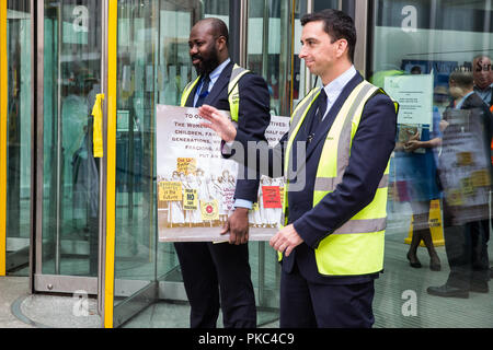 London, Großbritannien. 12. September 2018. Security Guards beobachten Frauen aus ganz Großbritannien und ihre Anhänger protestieren außerhalb der Abteilung für Wirtschaft, Energie und industrielle Strategie die Aufmerksamkeit auf den Mangel an Demokratie in Umkippen lokale Stimmen gegen Fracking nach einer Rallye 100 Frauen im Parlament Platz zu zeichnen. Credit: Mark Kerrison/Alamy leben Nachrichten Stockfoto