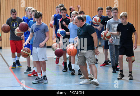 Gotha, Thüringen. 12 Sep, 2018. 12. September 2018, Deutschland, Gotha: junge basketballspieler Proben mit dem Choreographen Ferdinando Chefalo (C) in einem Gotha Fitnessstudio für die Show "Musik in Bewegung". Das Projekt ist Teil des "Deutschlands ausgezeichnete Orchester Landschaft' Programm und soll in Erfurt am 7. Dezember auf Premiere. Die internationalen Stars lgudesman & Joo wird auf der Bühne zusammen mit der Thüringen-Philharmonie, Basketball Spieler, braekdancers, Tänzer und andere Teilnehmer. Foto: Martin Schutt/dpa-Zentralbild/dpa/Alamy leben Nachrichten Stockfoto