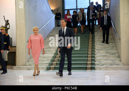 Bukarest, Rumänien, 12. September 2018: der niederländische Ministerpräsident Mark Rutte und seine Rumänien Gegenstück Viorica Dancila während der gemeinsamen Pressekonferenz im Victoria Palace in Bukarest. Credit: Gabriel Petrescu/Alamy leben Nachrichten Stockfoto