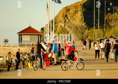 Aberystwyth Wales UK, Mittwoch, 12. September 2018 UK Wetter: Menschen auf der Promenade und Meer in Aberystwyth, Wales, genießen eine schön warm und sonnig, Mitte September Abend Foto © Keith Morris/Alamy leben Nachrichten Stockfoto