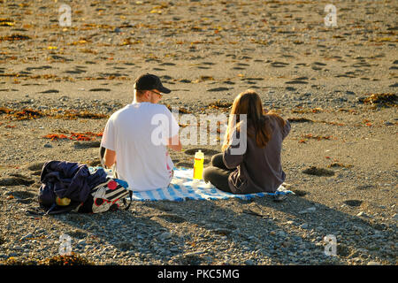 Aberystwyth Wales UK, Mittwoch, 12. September 2018 UK Wetter: Ein paar am Strand in Aberystwyth, Wales, genießen eine schön warm und sonnig, Mitte September Abend Foto © Keith Morris/Alamy leben Nachrichten Stockfoto