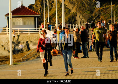 Aberystwyth Wales UK, Mittwoch, 12. September 2018 UK Wetter: Menschen auf der Promenade und Meer in Aberystwyth, Wales, genießen eine schön warm und sonnig, Mitte September Abend Foto © Keith Morris/Alamy leben Nachrichten Stockfoto