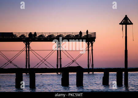 Aberystwyth Wales UK, Mittwoch, 12. September 2018 UK Wetter: Menschen auf der Pier in Aberystwyth, Wales, genießen eine schön warm und sonnig, Mitte September Abend Foto © Keith Morris/Alamy leben Nachrichten Stockfoto