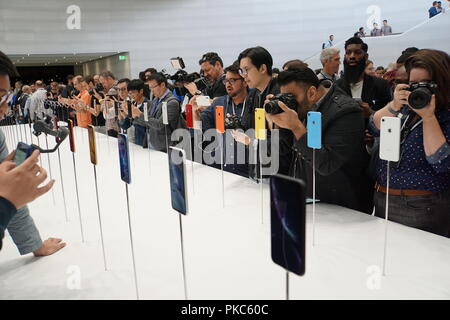 12. September 2018, US, Cupertino: 12. September 2018, USA, Cupertino: Journalisten werfen Sie einen Blick auf die neue Apple Uhren und iPhone Modelle kürzlich von Apple CEO Koch präsentiert. Foto: Christoph Dernbach/dpa Stockfoto