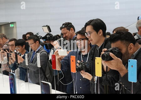 12. September 2018, US, Cupertino: 12. September 2018, USA, Cupertino: Journalisten werfen Sie einen Blick auf die neue Apple Uhren und iPhone Modelle kürzlich von Apple CEO Koch präsentiert. Foto: Christoph Dernbach/dpa Stockfoto