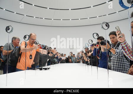 12. September 2018, US, Cupertino: 12. September 2018, USA, Cupertino: Journalisten werfen Sie einen Blick auf die neue Apple Uhren und iPhone Modelle kürzlich von Apple CEO Koch präsentiert. Foto: Christoph Dernbach/dpa Stockfoto