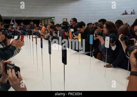 12. September 2018, US, Cupertino: 12. September 2018, USA, Cupertino: Journalisten werfen Sie einen Blick auf die neue Apple Uhren und iPhone Modelle kürzlich von Apple CEO Koch präsentiert. Foto: Christoph Dernbach/dpa Stockfoto