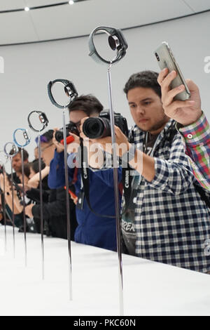 12. September 2018, US, Cupertino: 12. September 2018, USA, Cupertino: Journalisten werfen Sie einen Blick auf die neue Apple Uhren und iPhone Modelle kürzlich von Apple CEO Koch präsentiert. Foto: Christoph Dernbach/dpa Stockfoto