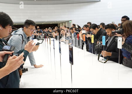 12. September 2018, US, Cupertino: 12. September 2018, USA, Cupertino: Journalisten werfen Sie einen Blick auf die neue Apple Uhren und iPhone Modelle kürzlich von Apple CEO Koch präsentiert. Foto: Christoph Dernbach/dpa Stockfoto