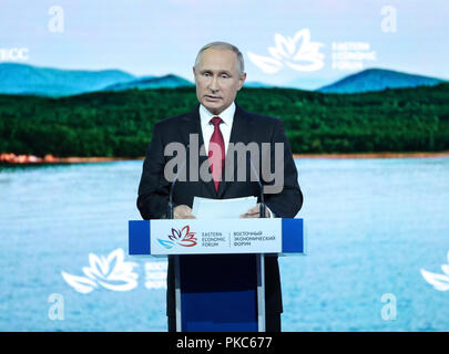 (180912) - WLADIWOSTOK, Sept. 12, 2018 (Xinhua) - der russische Präsident Wladimir Putin Adressen der Plenartagung des vierten Eastern Economic Forum (EEF) in Wladiwostok im Fernen Osten Russlands statt, an Sept. 12, 2018. (Xinhua / Pang Xinglei) (zwx) Stockfoto