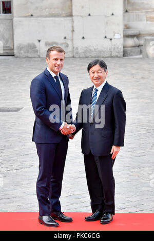 Versailles, Frankreich. 12 Sep, 2018. Der französische Präsident Emmanuel Längestrich (L) schüttelt Hände mit Besuch Japans Kronprinz Naruhito, als er auf Schloss Versailles in Versailles, Frankreich, eintrifft, Sept. 12, 2018. Credit: Jack Chan/Xinhua/Alamy leben Nachrichten Stockfoto