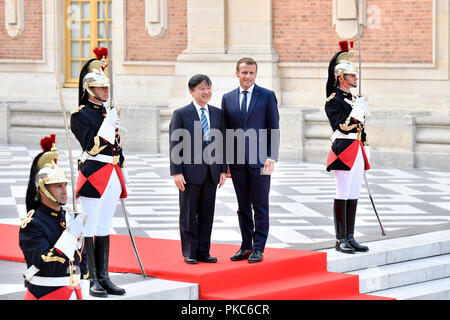 Versailles, Frankreich. 12 Sep, 2018. Der französische Präsident Emmanuel Längestrich (2. R) Posen für Fotos mit Besuch Japans Kronprinz Naruhito (3. R) als er auf Schloss Versailles in Versailles, Frankreich, eintrifft, Sept. 12, 2018. Credit: Jack Chan/Xinhua/Alamy leben Nachrichten Stockfoto