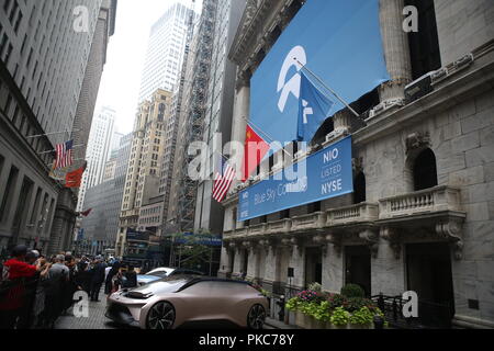 (180912) -, die Vereinigten Staaten, an Sept. 12, 2018 NEW YORK, Sept. 12, 2018 (Xinhua) - Banner feiert die Initial Public Offering (IPO) von NIO Inc. Außerhalb der New York Stock Exchange in New York zu sehen sind. NIO, Inc., ein chinesisches Elektrofahrzeug Start-up, Läutete an der New York Stock Exchange (NYSE) öffnung Glocke am Mittwoch in der Feier der Initial Public Offering (IPO). Das Unternehmen, im Handel unter dem Ticker Symbol der NIO, angekündigt, die Preise für den Börsengang von 160,000,000 American Depository Shares (ADSs), bei 6,26 US-Dollar je ADS für eine Gesamtmenge, die Größe von ungefähr 1 Milliarden dolla Stockfoto