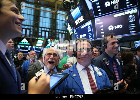 (180912) - NEW YORK, Sept. 12, 2018 (Xinhua) - die Händler an der New York Stock Exchange in New York, USA, Sept. 12, 2018. NIO, Inc., ein chinesisches Elektrofahrzeug Start-up, Läutete an der New York Stock Exchange (NYSE) öffnung Glocke am Mittwoch in der Feier der Initial Public Offering (IPO). Das Unternehmen, im Handel unter dem Ticker Symbol der NIO, angekündigt, die Preise für den Börsengang von 160,000,000 American Depository Shares (ADSs), bei 6,26 US-Dollar je ADS für insgesamt mit der Größe von ca. 1 Milliarden US-Dollar, wobei davon ausgegangen wird, dass die Versicherer nicht die Option ausüben zu best. Stockfoto