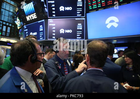 (180912) - NEW YORK, Sept. 12, 2018 (Xinhua) - die Händler an der New York Stock Exchange in New York, USA, Sept. 12, 2018. NIO, Inc., ein chinesisches Elektrofahrzeug Start-up, Läutete an der New York Stock Exchange (NYSE) öffnung Glocke am Mittwoch in der Feier der Initial Public Offering (IPO). Das Unternehmen, im Handel unter dem Ticker Symbol der NIO, angekündigt, die Preise für den Börsengang von 160,000,000 American Depository Shares (ADSs), bei 6,26 US-Dollar je ADS für insgesamt mit der Größe von ca. 1 Milliarden US-Dollar, wobei davon ausgegangen wird, dass die Versicherer nicht die Option ausüben zu best. Stockfoto