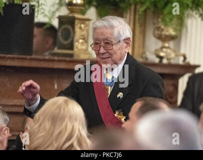 Washington, District of Columbia, USA. 12 Sep, 2018. Then-Staff Sergeant Hiroshi Miyamura, United States Army, eine Ehrenmedaille Empfänger für Tapferkeit im koreanischen Krieg, steht nach der von US-Präsident Donald J. Trumpf eingeführt, als er Bemerkungen auf der Congressional Medal of Honor Society Rezeption macht im East Room des Weißen Hauses in Washington, DC am Mittwoch, September 12, 2018 Credit: Ron Sachs/CNP/ZUMA Draht/Alamy leben Nachrichten Stockfoto