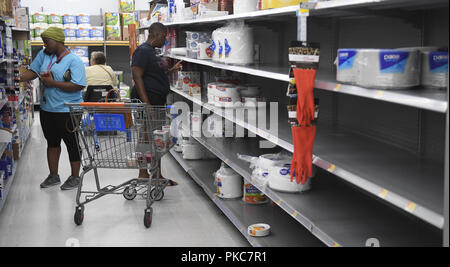 Durham, North Carolina, USA. 12 Sep, 2018. Käufer Lager auf Vorrat vor Hurrikan Florenz in Durham, N.C. am Mittwoch, 12. September 2018. Credit: Fabian Radulescu/ZUMA Draht/Alamy leben Nachrichten Stockfoto