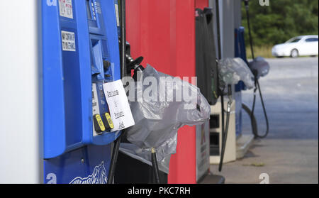 Durham, North Carolina, USA. 12 Sep, 2018. Geschlossen Pumpen an einer Tankstelle, die aus Lieferungen vor dem Hurrikan Florenz in Durham, N.C. am Mittwoch, September 12, 2018. Credit: Fabian Radulescu/ZUMA Draht/Alamy leben Nachrichten Stockfoto