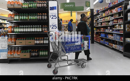 Durham, North Carolina, USA. 12 Sep, 2018. Käufer Lager auf Vorrat vor Hurrikan Florenz in Durham, N.C. am Mittwoch, 12. September 2018. Credit: Fabian Radulescu/ZUMA Draht/Alamy leben Nachrichten Stockfoto