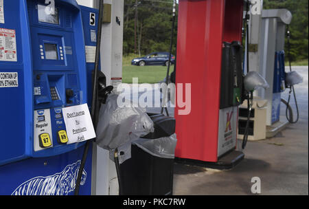 Durham, North Carolina, USA. 12 Sep, 2018. Geschlossen Pumpen an einer Tankstelle, die aus Lieferungen vor dem Hurrikan Florenz in Durham, N.C. am Mittwoch, September 12, 2018. Credit: Fabian Radulescu/ZUMA Draht/Alamy leben Nachrichten Stockfoto