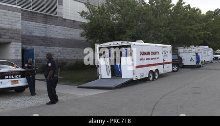 Durham, North Carolina, USA. 12 Sep, 2018. Entlastung bereitgestellten Infrastruktur am Hang High School Evakuierung Tierheim in Erwartung der Hurrikan Florenz in Durham, N.C. am Mittwoch, 12. September 2018. Credit: Fabian Radulescu/ZUMA Draht/Alamy leben Nachrichten Stockfoto