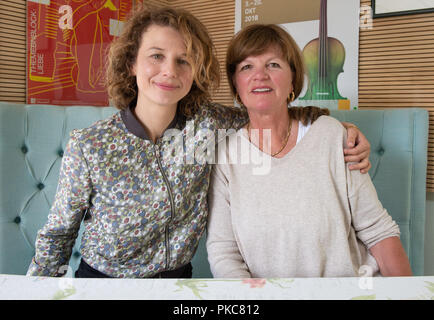 06. September 2018, Niedersachsen, Schwandorf: Schauspielerin Anna Maria Sturm (l) umarmt ihre Mutter Irene nach einem Interview über den Film "wackersdorf". Irene Sturm wurde Mitglied des Vorstands der Bürgerinitiative Schwandorf gegen nukleare Einrichtungen, deren Rolle im Film von ihrer Tochter Anna Maria gespielt wird. (Auf dpa-Korr' Politdrama "wackersdorf": Widerstand gegen Atommüll plant" von 13.09.2018) Foto: Timm Schamberger/dpa Stockfoto