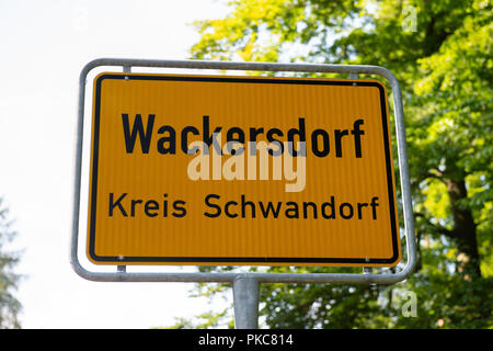 06. September 2018, Niedersachsen, Schwandorf: 06.09.2018, Bayern, Wackersdorf: Die Inschrift "Wackersdorf Kreis Schwandorf" ist auf einem ORTSSCHILD am Eingang des Dorfes. Foto: Timm Schamberger/dpa Stockfoto