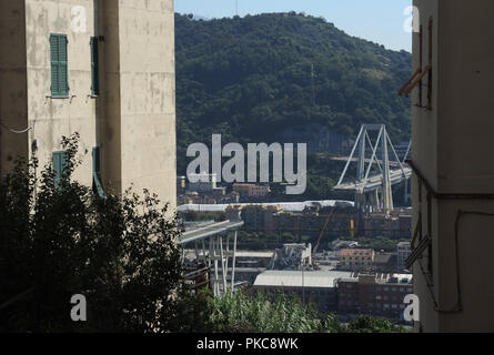 Genua, Italien. 11 Sep, 2018. 11. September 2018, Italien, Genua: Blick auf die Reste der Morandi Brücke, die am 14. August an ungefähr 180 Metern eingestürzt. 43 Menschen wurden getötet. (Auf dpa' in Genua Silent Wunde" vom 13.09.2018) Credit: Lena Klimkeit/dpa/Alamy leben Nachrichten Stockfoto