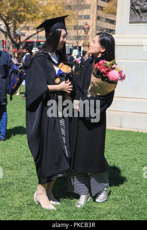 Adelaide Australien. 13. September 2018. Absolventen von der Universität von Adelaide Stolz ihre Diplome zeigen und für Fotos während der Abschlusszeremonie darstellen. Chinesischen ausländischen Studenten an der Universität von Adelaide mit der Chinesischen Botschaft in Canberra für protestieren und antikommunistischen Aktivitäten Credit: Amer ghazzal/Alamy Live News berichtet bedroht worden Stockfoto