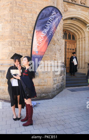 Adelaide Australien. 13. September 2018. Absolventen von der Universität von Adelaide Stolz ihre Diplome zeigen und für Fotos während der Abschlusszeremonie darstellen. Chinesischen ausländischen Studenten an der Universität von Adelaide mit der Chinesischen Botschaft in Canberra für protestieren und antikommunistischen Aktivitäten Credit: Amer ghazzal/Alamy Live News berichtet bedroht worden Stockfoto