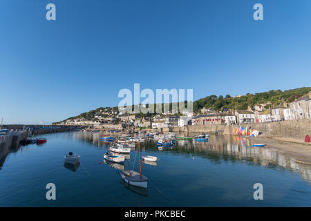 Fowey, Cornwall, UK. 13. September 2018. UK Wetter. Über Nacht klare Himmel links ein kühles Gefühl zu frühen Morgen in Cornwall, aber die hellen Sonnenschein bald Dinge aufgewärmt ist. Foto: Simon Maycock/Alamy leben Nachrichten Stockfoto