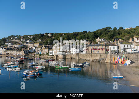 Fowey, Cornwall, UK. 13. September 2018. UK Wetter. Über Nacht klare Himmel links ein kühles Gefühl zu frühen Morgen in Cornwall, aber die hellen Sonnenschein bald Dinge aufgewärmt ist. Foto: Simon Maycock/Alamy leben Nachrichten Stockfoto