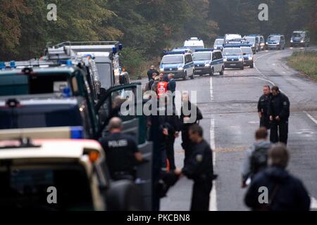 13. September 2018, Nordrhein-Westfalen, Kerpen: Polizei Versammlung an der Hambacher Wald. Die Behörden wollen Räumungen im Hambacher Forst zu starten. Foto: Marius Becker/dpa Stockfoto