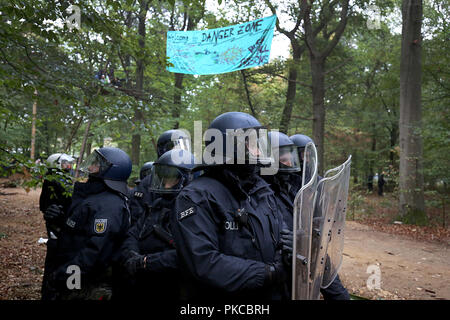 13. September 2018, Nordrhein-Westfalen, Kerpen: Polizeibeamte stehen im Hambacher Forst. Die Behörden wollen Räumungen im Hambacher Forst zu starten. Foto: Oliver Berg/dpa Stockfoto