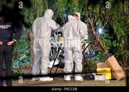 Dpatop - 12. September 2018, Nordrhein-Westfalen, Hamm: Forensik Mitarbeiter arbeiten an der Stelle, wo der Körper einer Frau gefunden wurde. Eine 24-jaehrige Verdaechtige festgenommen worden, nachdem die Leiche gefunden wurde. Foto: Markus Klümper/dpa Stockfoto